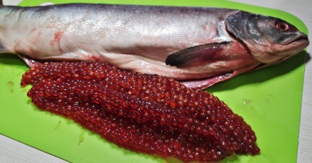 Простой способ как отделить икру от пленки и вкусно её засолить