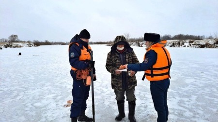 Сотрудники ГИМС настоятельно предупреждают: выход на лед сейчас опасен