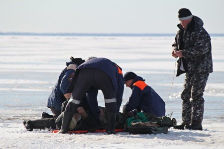 Двое рыбаков пострадали во время рыбалки на Сахалине