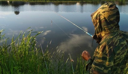 Сосед ставит рогульки другим рыбакам, а сам ловит без них — зачем он это делает
