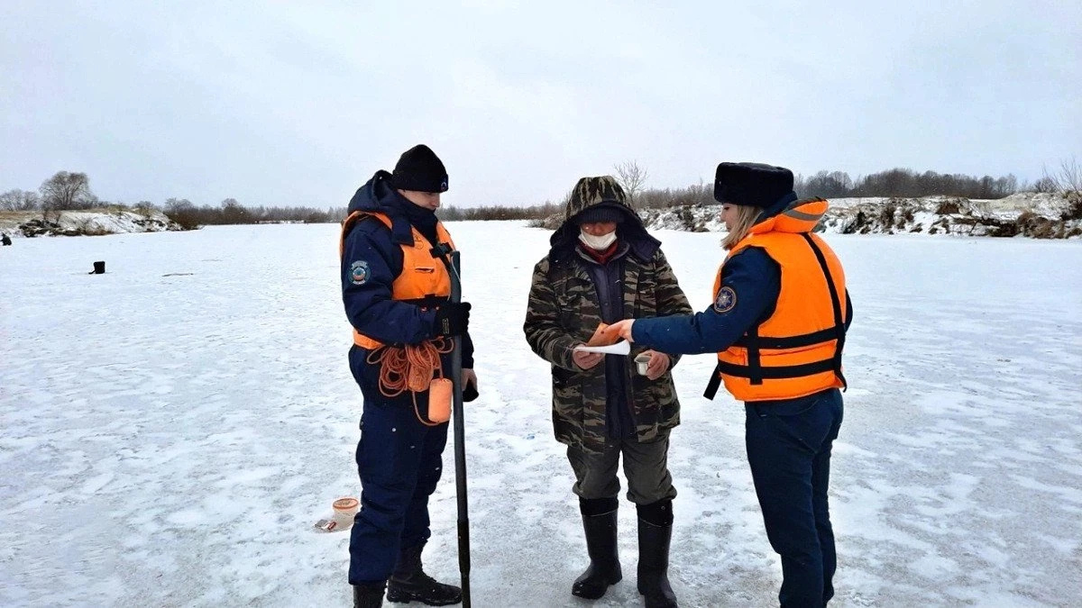Сотрудники ГИМС настоятельно предупреждают: выход на лед сейчас опасен