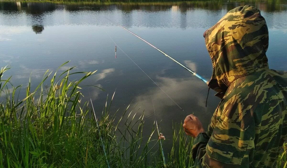 Сосед ставит рогульки другим рыбакам, а сам ловит без них — зачем он это делает