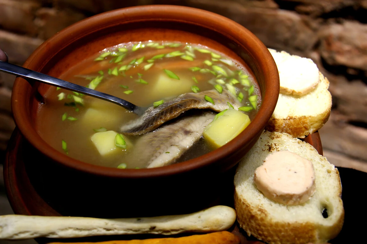 Архиерейская уха: благородный вкус с монастырским духом. Чем она отличается от обычной ухи и зачем её придумали монахи