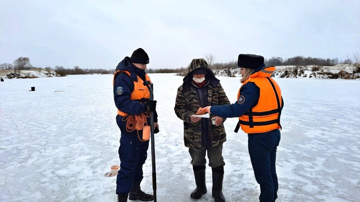 Сотрудники ГИМС настоятельно предупреждают: выход на лед сейчас опасен