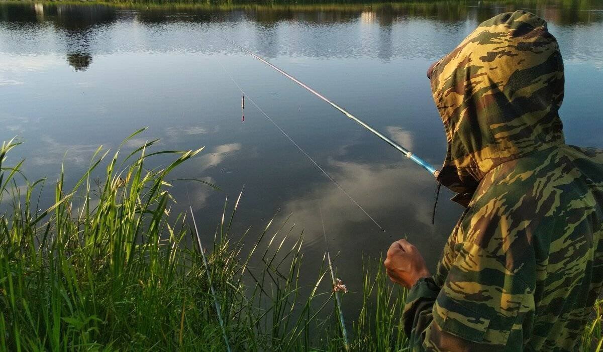 Сосед ставит рогульки другим рыбакам, а сам ловит без них — зачем он это делает
